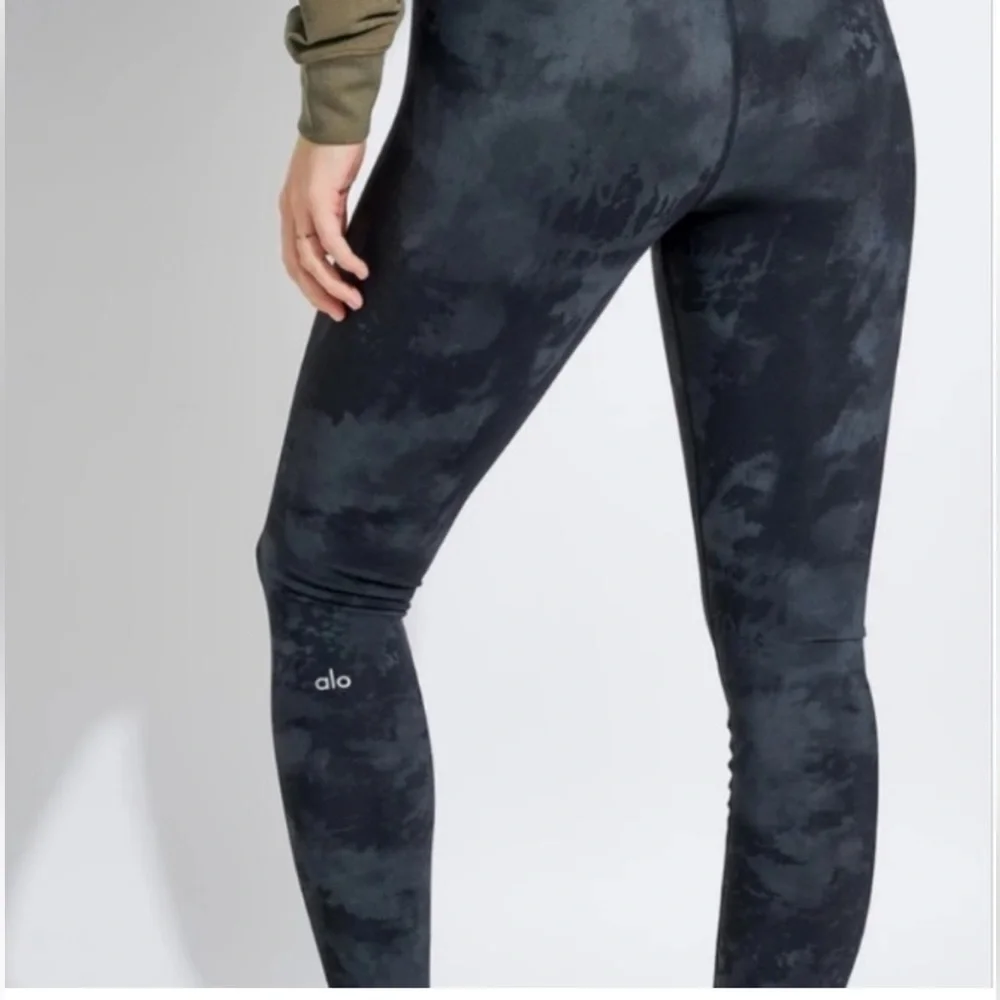 Alo Tie Dye Yoga Solarized Leggings High Waisted Black Gray Small - Picture 4 of 9